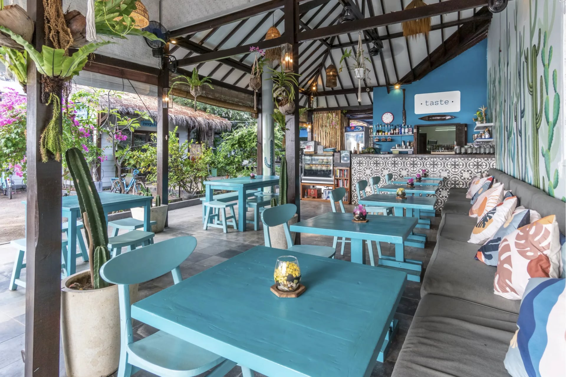 Beachfront restaurant at Balé Sampan Boutique Bungalows, Gili Trawangan