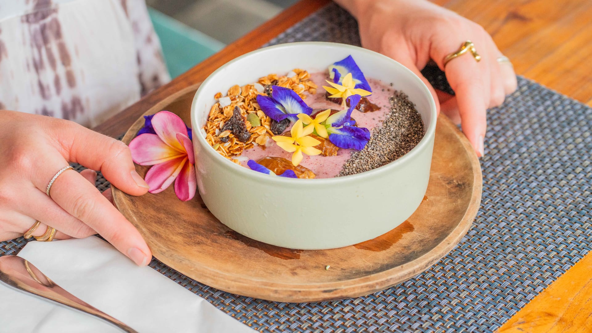 Tropical smoothie bowl breakfast at Taste Cafe on Gili Trawangan